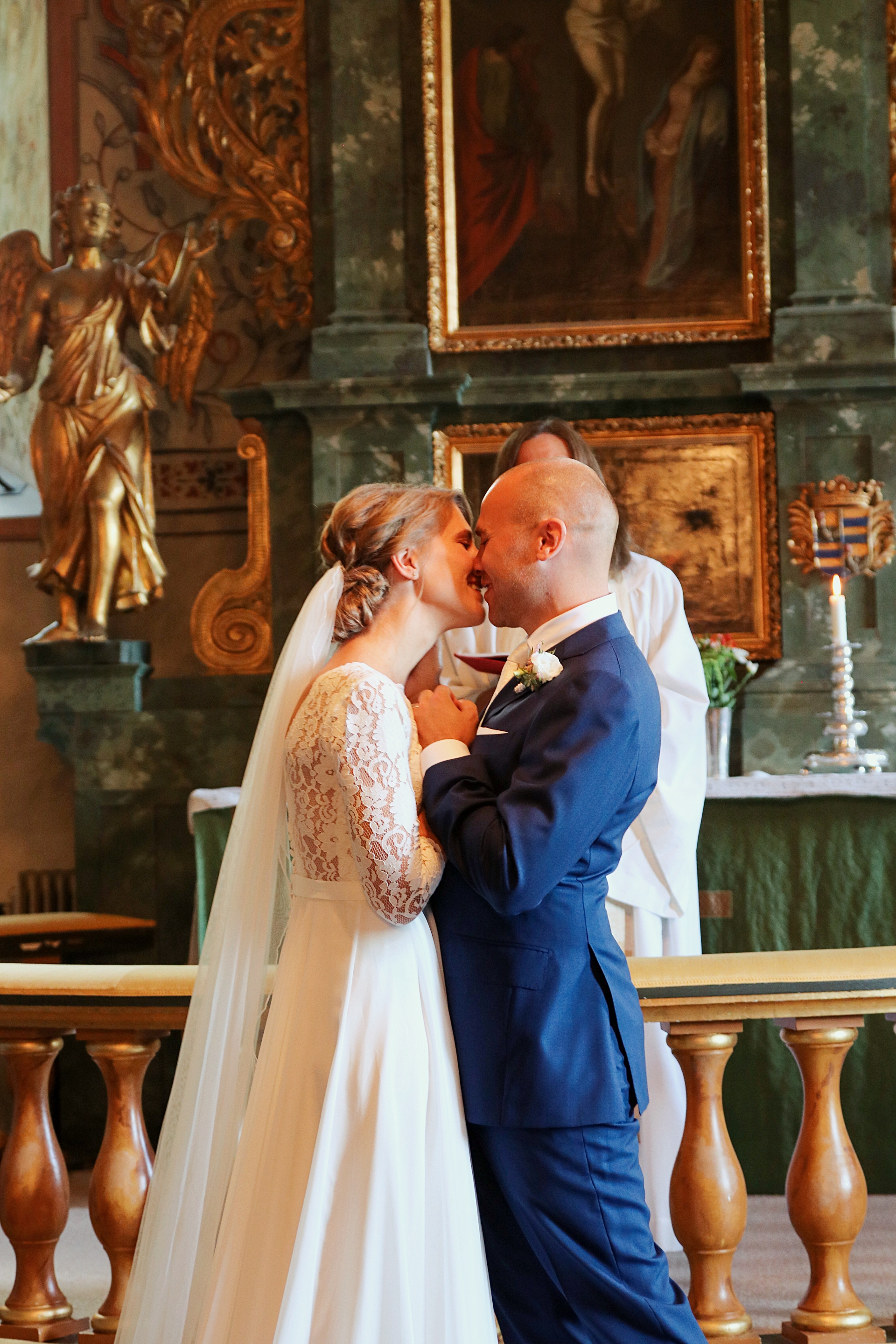 brollop wedding foto photo brud brudgum lantligt skandinaviskt bettna brudpar vigsel kyss